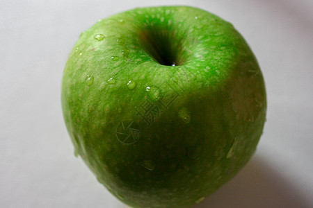 绿色苹果 白底带水滴的绿苹果小吃食物植物烹饪早餐饮食美食果汁营养收成图片