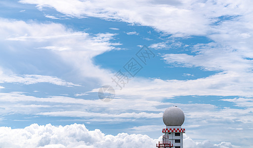 面对蓝天和风云的气象观测雷达圆顶站天空天气收音机航班工程广播晴天数据旅行飞机场图片