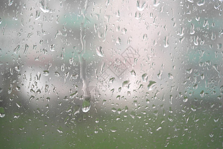 在夏雨天蓝色天气雨滴运动下雨天空薄雾时间建筑物绿色背景图片