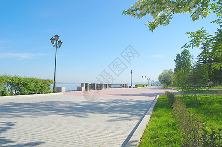 伏尔加河之奎的视图绿色蓝色城市海岸栅栏植物草地天空树木人行道图片