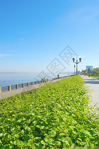 伏尔加河之奎的视图天空人行道海岸树木照明植物蓝色草地绿色码头图片