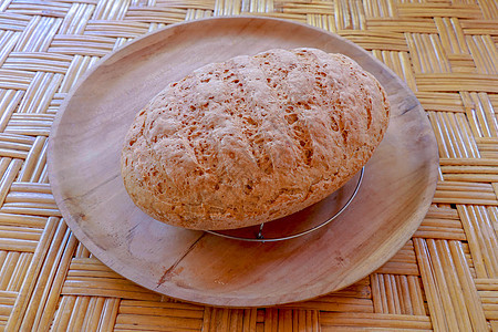 由小麦和黑麦面粉制成的新鲜自制面包 柳条篮子里的切片面包 加盐的碗 在柳条篮子里的美味自制糕点 竹背景下的健康食品蔬菜饮食木板小图片