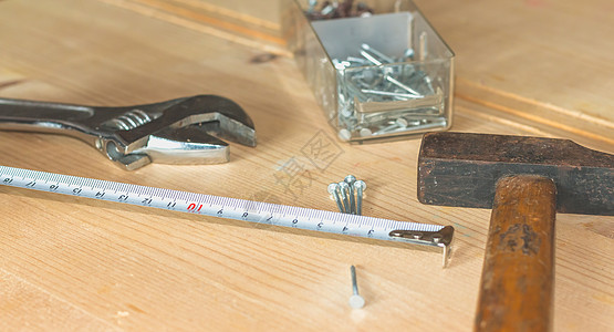 一套带有钉钉子的工作台工具构造木头木匠木工扳手机械作坊金属零售商仪器图片