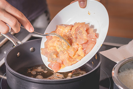 在油锅里煎炸鸡牛扒餐厅烹饪盘子小吃营养厨师炙烤木头食物图片