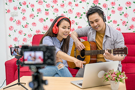已婚夫妇的亚洲Vlogger 玩和分享音乐博客男朋友电话教程视频播客影响者夫妻乐器相机图片