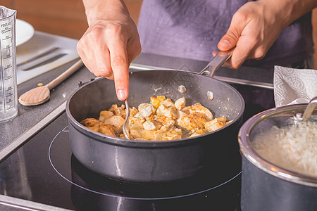 在油锅里煎炸鸡厨师木头食物盘子营养午餐烹饪餐厅小吃平底锅图片