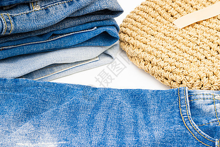 牛仔裤在白色背景上折叠很多棉布销售织物店铺裤子纺织品口袋服饰服装蓝色图片
