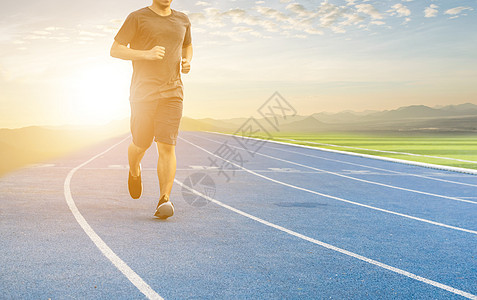 男子田间为健康而跑步的赛跑运动员图片