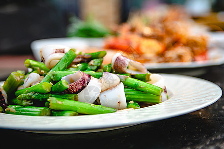 与餐桌上其他菜盘一起用松果和香草餐厅盘子油炸蔬菜食物美食文化营养饮食烹饪图片