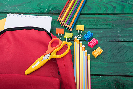 供教育儿童使用的红色背包红袋背包桌子口袋大学工具解雇蓝色行李剪刀涂鸦者铅笔图片