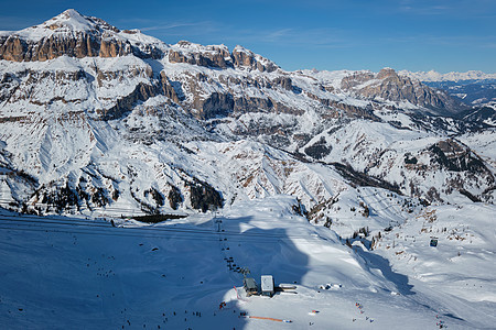 意大利多洛米特滑雪度假胜地季节风景山脉土地缆车高山运动踪迹陆运娱乐背景图片