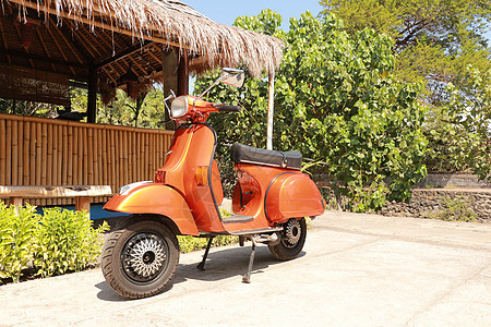 在巴厘的一条公共街道上停靠 2019年6月 印度尼西亚 普通摩托车轮和车身设计细节旅行发动机刹车城市运输黄蜂橙子摩托轮子自行车图片