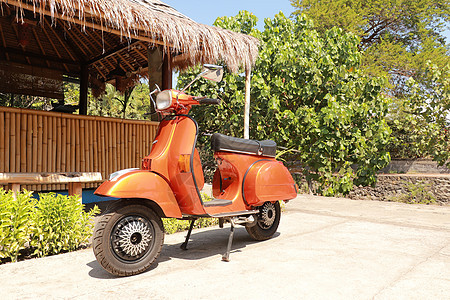 在巴厘的一条公共街道上停靠 2019年6月 印度尼西亚 普通摩托车轮和车身设计细节刹车乡愁社论运输橙子车轮旅行轮子摩托黄蜂图片