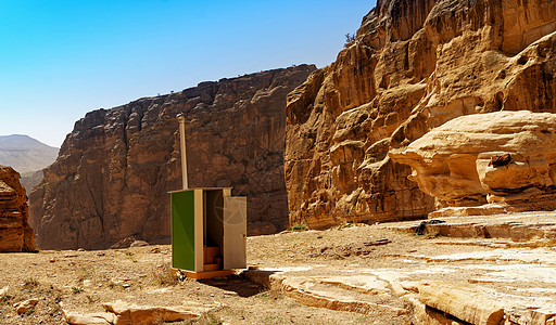 在前往约旦的Ad Deir大纪念碑途中为游客设立的流动厕所设施用品壁橱披风楼梯孤独卫生塑料洗手间盒子商业图片
