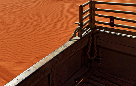 从一个越野车站台到约旦瓦迪鲁姆沙漠沙地的 波纹印环境氧化铁沙丘平板沙漠天空悬崖旅游砂岩旱谷图片