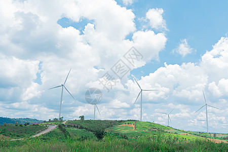 蓝天空和多云背景的风力涡轮机图片