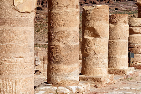特写约旦彼得拉考古挖掘遗址的罗马柱子 以查封该地图片