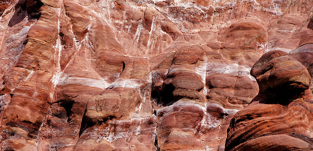 的层状砂岩具有强烈的红黄色或橙色和棕色岩石曲线雕刻裂缝旅行编队侵蚀沙漠旅游分层图片