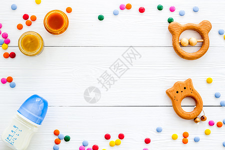 白桌自上而下复制空间上的婴儿配件和玩具孩子们孩子甜点食物创造力糖果背景图片