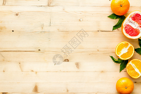 餐桌上有树叶的橙子和葡萄果 顶端视图复制空间黄色叶子团体柠檬文本绿色柚子粉色水果热带图片