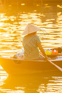 传统竹帽越南女人在Thu Bon上划船图片