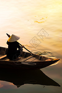 传统竹帽划网的越南妇女;图片