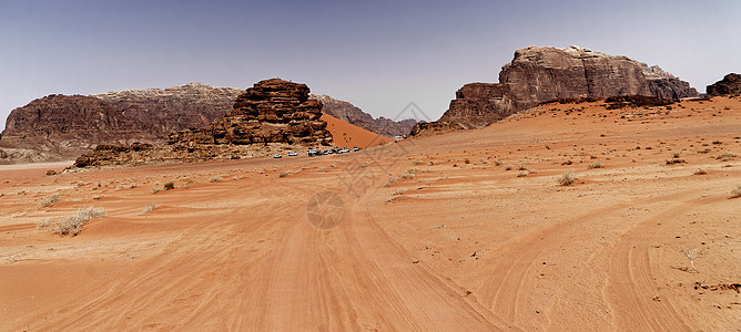 前往约旦Wadi Rum山自然保护区沙漠的旅游者营地观光图片