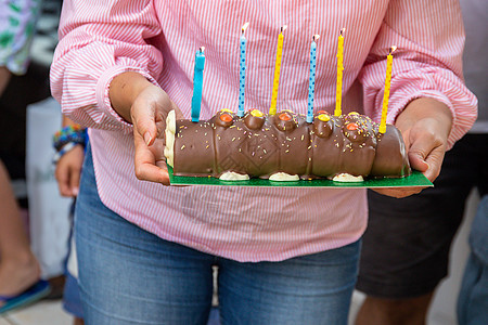 巧克力生日蛋糕蛋糕蜡烛食物奢华生日女性奶油庆典甜点女士图片