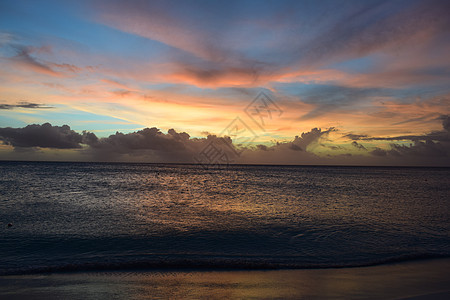 阿鲁巴岛白色海滩上美丽的金色日落和碧绿的海水  加勒比日落  真实的色彩 没有滤镜岛屿鳄鱼海岸支撑桃金娘假期热带海洋图片