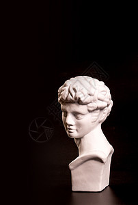 大卫雕塑的黑色背景大理石生活石膏解剖学布料男人石头艺术古董雕像图片