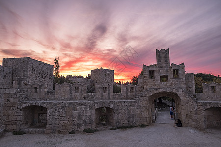 日落时港口的堡垒墙 罗兹图片