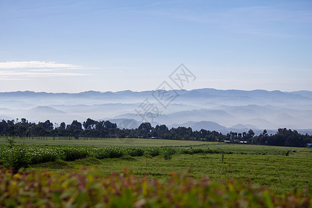 卢旺达火山国家公园的美丽风景 卢旺达热带旅行丘陵场地国家火山农业土地日落天空图片