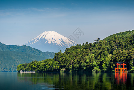 阿希湖和富士山旅行纪念碑反射火山松树天空爬坡晴天树木旅游图片