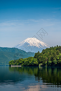 阿希湖和富士山树木晴天火山杉树银行旅游旅行天空顶峰爬坡图片