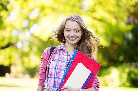 学生女孩回到学校 笑着微笑图片