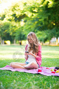 女孩在户外使用手机图片