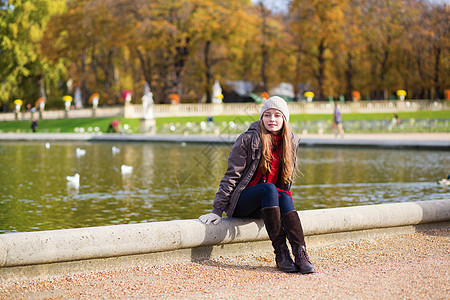 巴黎卢森堡花园的女童 包括公园池塘花园时装白色城市女孩模特街道背景图片