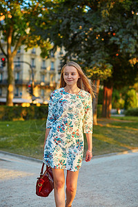年轻美丽优雅的巴黎女性蓝色日落头发裙子女士旅游阳光女孩游客地标图片