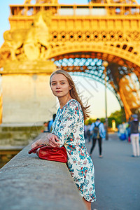 年轻美丽优雅的巴黎女性蓝色日出日落头发地标裙子女士成人晴天女孩图片