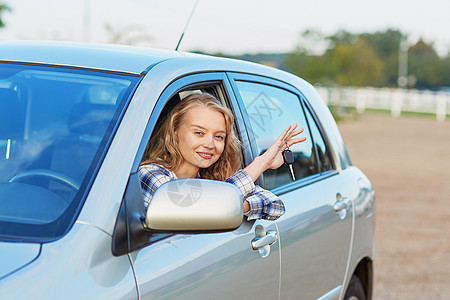 女人向车窗外看 拿着一把钥匙腰带女孩经销商交通司机测试金发贷款青少年女士图片