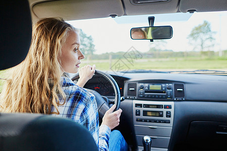年轻有自信的女青年驾驶汽车测试青少年运输交通金发女孩司机学习车辆白色图片