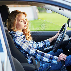驾驶汽车的年轻妇女女孩学习交通腰带测试车轮青少年车辆旅行运输图片