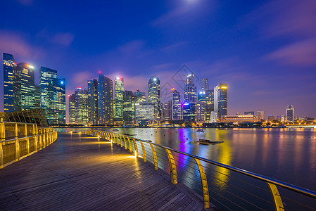 新加坡夜间的天线反射中心码头旅行景观市中心传单商业鱼尾狮摩天大楼图片