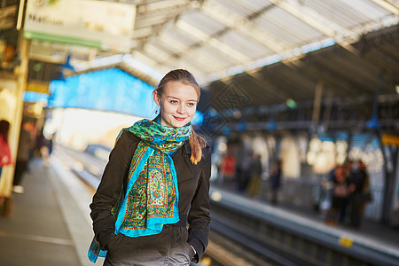 等待巴黎地下地铁平台火车的年轻女子 为她们服务乘客女孩城市车站商业运输白色女士民众交通图片