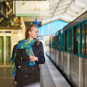 等待巴黎地下地铁平台火车的年轻女子 为她们服务运输交通女士旅行女孩车站白色民众乘客城市图片