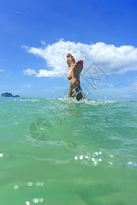 沙滩上的古典女人寂寞海岸阳光海洋皮肤海浪假期身体女性场景图片