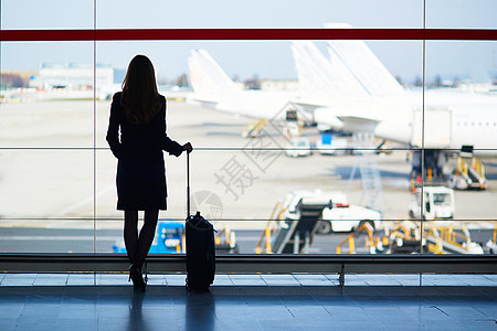 机场的年轻女性建筑商务休息室天空女士空气运输假期头等舱套装图片