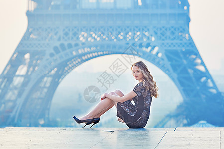 艾菲尔塔附近的美丽优雅的巴黎女神白色成人时装裙子模特女性地标女孩头发天空图片