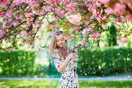 在盛开的春天公园 美丽的年轻女子农村公园花粉樱花白色季节女孩花园季节性女士图片
