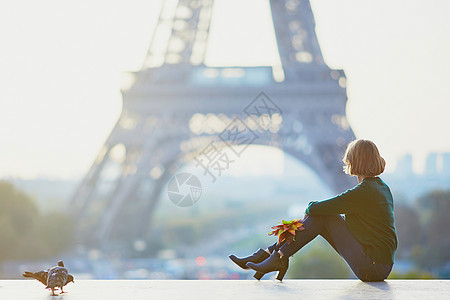 巴黎埃菲尔塔附近的美丽的法国年轻女子 在金发鸽子旅游成人景观街道城市纪念碑旅行地标图片